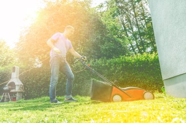 Yaz ve bahar sezonu bahçede güneşli çim biçme