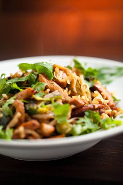 Tavuk, mantar mun ve tabak içinde hazırlanan sebze, Pirinç Noodle. Üstten görünüm.