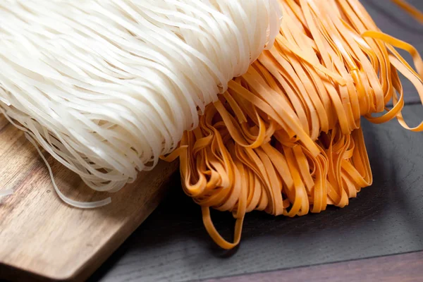 Macarrão Farinha Arroz Cru Sobre Fundo Madeira Fotografado Cima Madeira — Fotografia de Stock