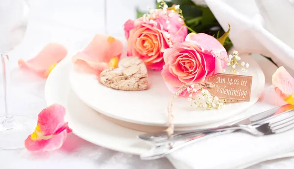 Tischdekoration Für Den Valentinstag Mit Rosen Text Deutschen Valentinstag Datum — Stockfoto