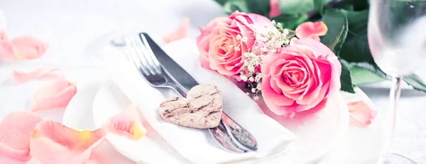 Ajuste Mesa Para Día San Valentín Con Rosas Texto Alemán —  Fotos de Stock
