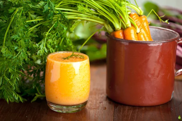 Havuç suyu cam ve gri taş zemin üzerine taze havuç sağlıklı gıda