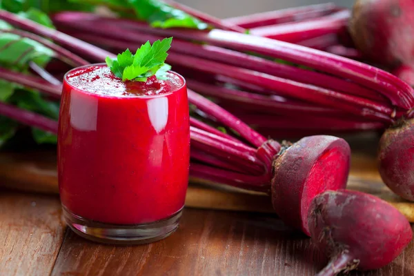 Bicchiere Succo Barbabietola Fresca Con Scommesse Tavolo Legno — Foto Stock