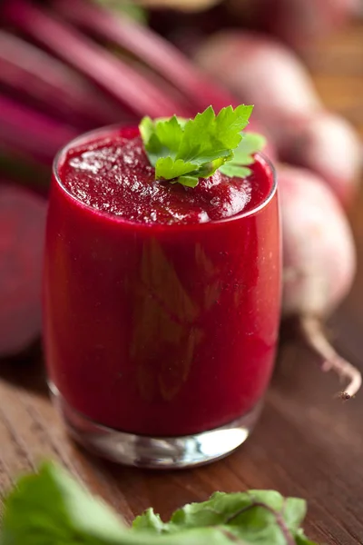 Glas Färska Rödbetor Juice Med Satsningar Träbord — Stockfoto