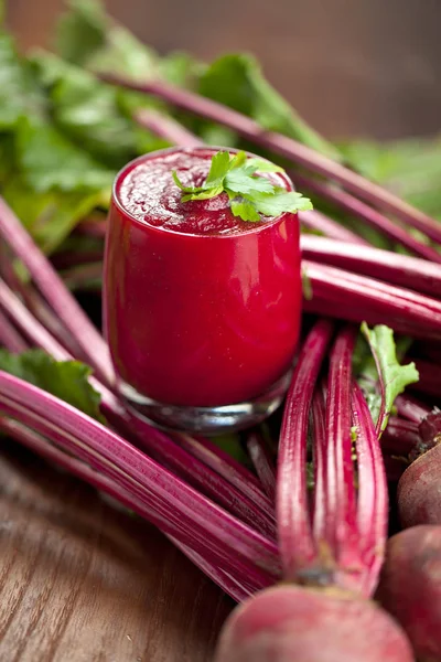 Bicchiere Succo Barbabietola Fresca Con Scommesse Tavolo Legno — Foto Stock