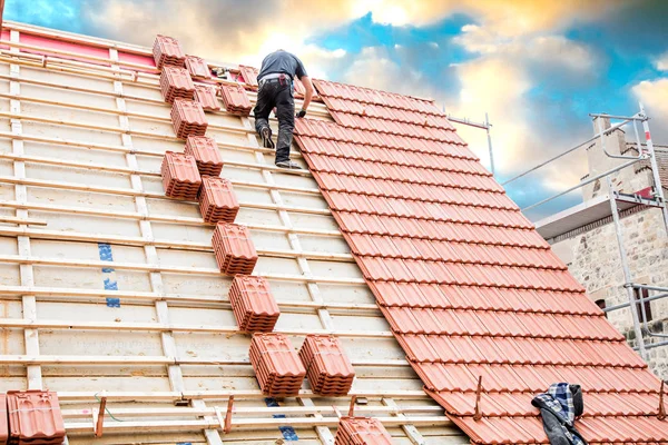 Roofer Working Roof Structure Building Construction Site — Stock Photo, Image