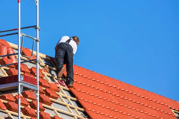 Roofer Trabajando Estructura Del Techo Del Edificio Sitio Construcción —  Fotos de Stock