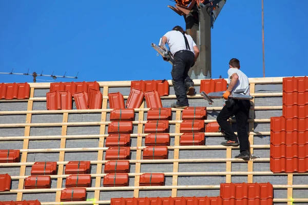 Toiture Travaillant Sur Structure Toit Bâtiment Sur Chantier Construction — Photo