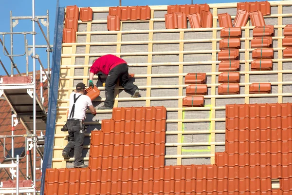 Roofer Trabajando Estructura Del Techo Del Edificio Sitio Construcción —  Fotos de Stock