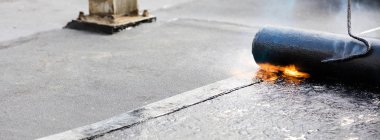 Düz çatı montaj. Isıtma ve bitüm çatı hissettim eritme.