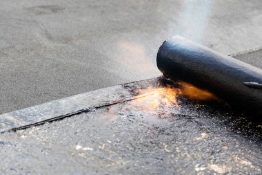 Düz çatı montaj. Isıtma ve bitüm çatı hissettim eritme.