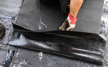 Düz çatı montaj. Isıtma ve bitüm çatı hissettim eritme.