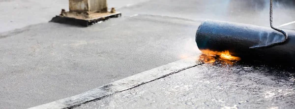 Flat Roof Installation Heating Melting Bitumen Roofing Felt — Stock Photo, Image