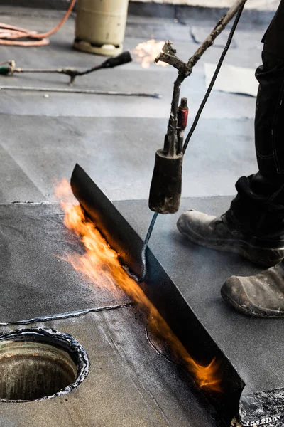 Flat Roof Installation Heating Melting Bitumen Roofing Felt — Stock Photo, Image