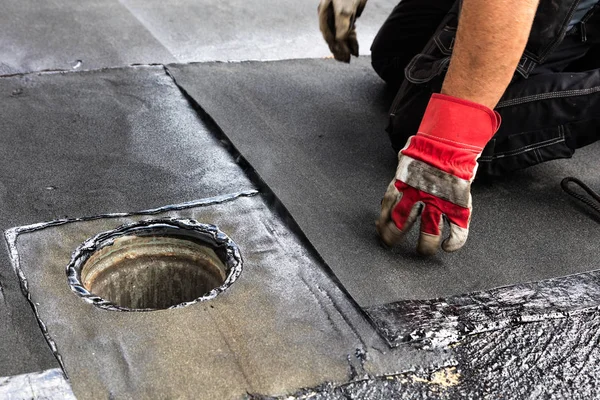 Instalación Techo Plano Calentamiento Fusión Fieltro Techo Betún — Foto de Stock