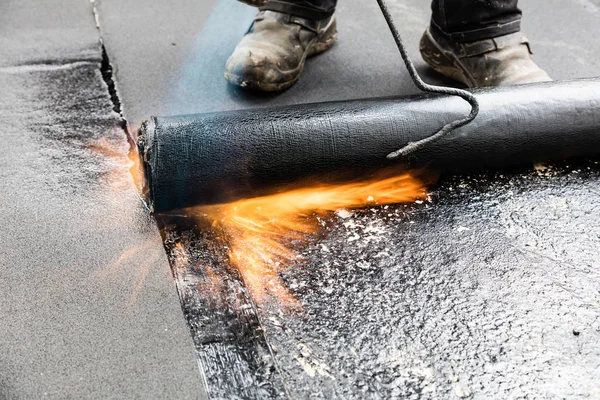 İnşaat sırasında propan pürmüz ile çatı kurulumunu başlat