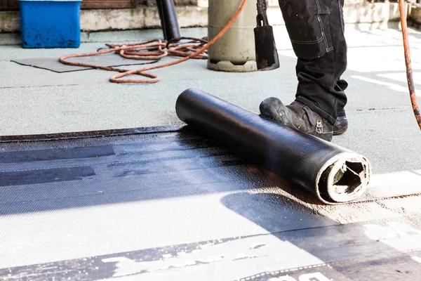 Flat Roof Installation Heating Melting Bitumen Roofing Felt — Stock Photo, Image