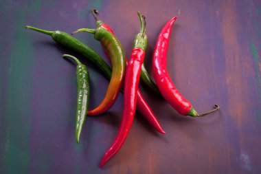 Boşaltmak Derma zemin üzerine kırmızı biber biber.