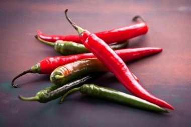 Boşaltmak Derma zemin üzerine kırmızı biber biber.