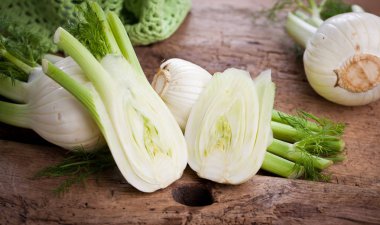 Taze Floransa rezene Ampüller veya rezene ampul ahşap arka plan üzerinde. Sağlıklı ve Floransa rezene Ampüller faydaları