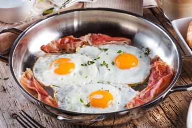 yumurta ve pastırma tava üzerinde tablo yakın çekim.