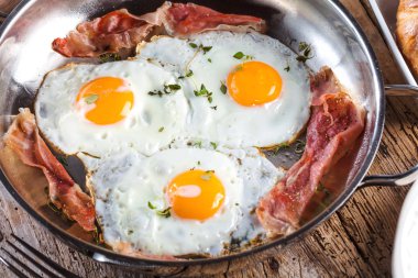 yumurta ve pastırma tava üzerinde tablo yakın çekim.