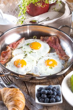 yumurta ve pastırma tava üzerinde tablo yakın çekim.