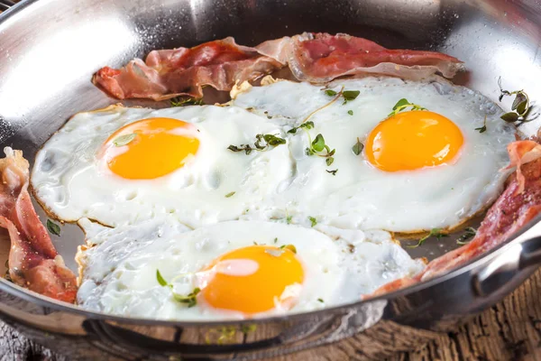 Yumurta Pastırma Tava Üzerinde Tablo Yakın Çekim — Stok fotoğraf