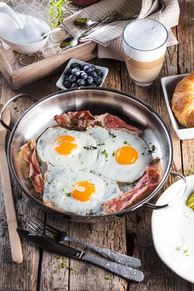 Scrambled Eggs Bacon Frying Pan Table Close — Stock Photo, Image
