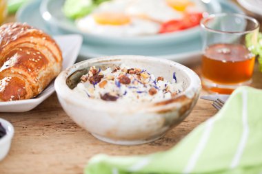 Ev yapımı lezzetli Amerikan kahvaltı koyu ahşap tablo 