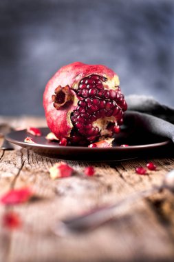 Olgun nar meyve eski siyah ahşap antika arka plan üzerinde