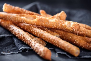 Grisini - geleneksel İtalyan tuzlu breadsticks ile haşhaş tohumu serpilir.