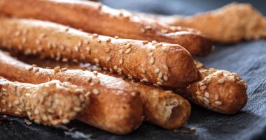 Grisini - geleneksel İtalyan tuzlu breadsticks ile haşhaş tohumu serpilir.