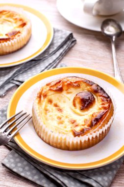 Koyu ahşap rustik arka plan üzerinde yaban mersinli cheesecake