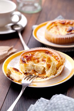 Koyu ahşap rustik arka plan üzerinde yaban mersinli cheesecake