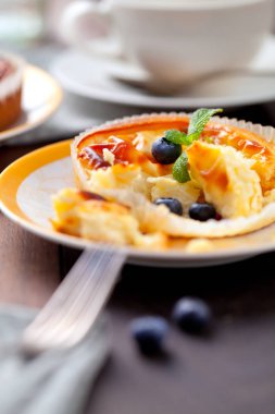 Koyu ahşap rustik arka plan üzerinde yaban mersinli cheesecake