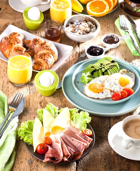 Σπιτικά Νόστιμα Αμερικανικό Πρωινό Στο Σκοτεινό Ξύλινο Τραπέζι — Φωτογραφία Αρχείου