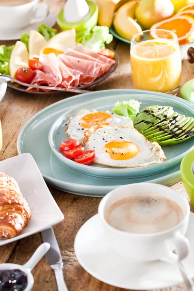 Hausgemachtes Leckeres Amerikanisches Frühstück Auf Dunklem Holztisch — Stockfoto