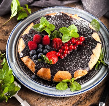 taze lezzetli çikolatalı kek çilek ile