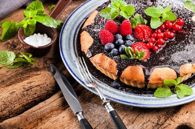 taze lezzetli çikolatalı kek çilek ile