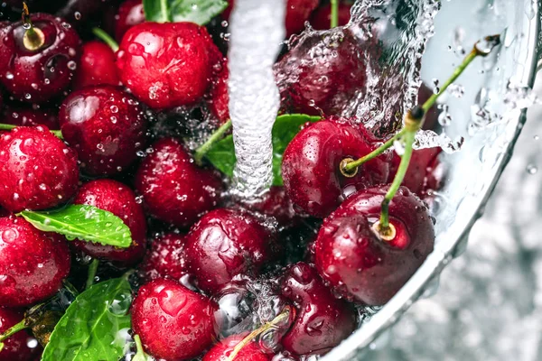 Lavare Ciliegie Dolci Nel Colino Metallo Sotto Getto Acqua Primo — Foto Stock