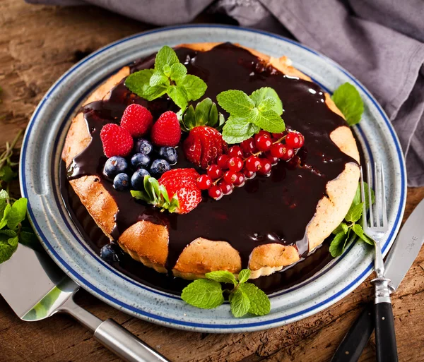 Frischen Leckeren Schokoladenkuchen Mit Beeren — Stockfoto