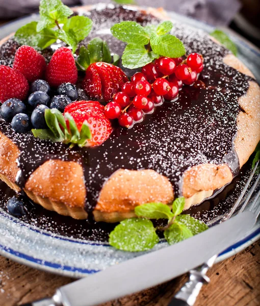 Gâteau Chocolat Frais Savoureux Avec Des Baies — Photo