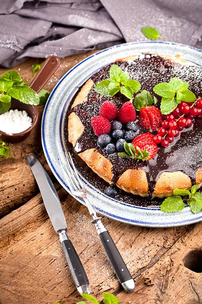 taze lezzetli çikolatalı kek çilek ile