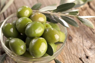 taze zeytin ve zeytinyağı rustik ahşap zemin üzerinde