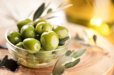 taze zeytin ve zeytinyağı rustik ahşap zemin üzerinde