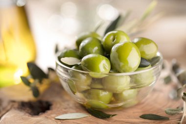 taze zeytin ve zeytinyağı rustik ahşap zemin üzerinde