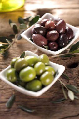 taze zeytin ve zeytinyağı rustik ahşap zemin üzerinde