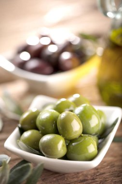 taze zeytin ve zeytinyağı rustik ahşap zemin üzerinde