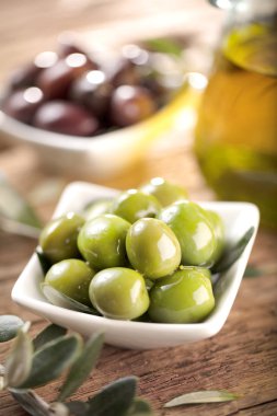 taze zeytin ve zeytinyağı rustik ahşap zemin üzerinde